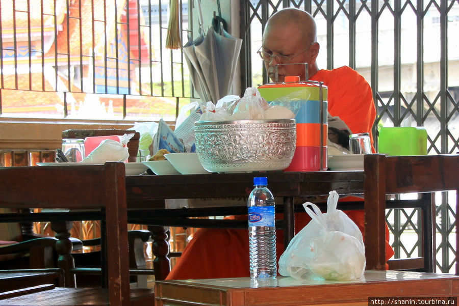 Монах в храме, Ват Амаринтхарарам Воравихар Бангкок, Таиланд