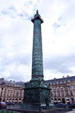 Колонна, отлитая из австрийских и русских пушек по образцу колонны Траяна по желанию Наполеона в 1807 г., со статуей императора и 76 скульптурными рельефами работы художника Давида по эскизам Бержере была установлена на месте бронзовой статуи Людовика XIV.