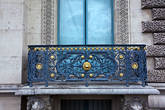 Золото и узоры балконов Лувра.