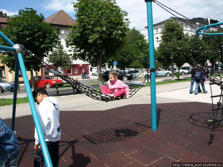 Детская площадка на набережной Гмундена Гмунден, Австрия
