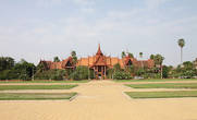 Национальный музей. Построен в 1917-1920 гг. в так называемом традиционном кхмерском стиле. Представляет интерпретацию кхмерских храмов в глазах французских архитекторов.
