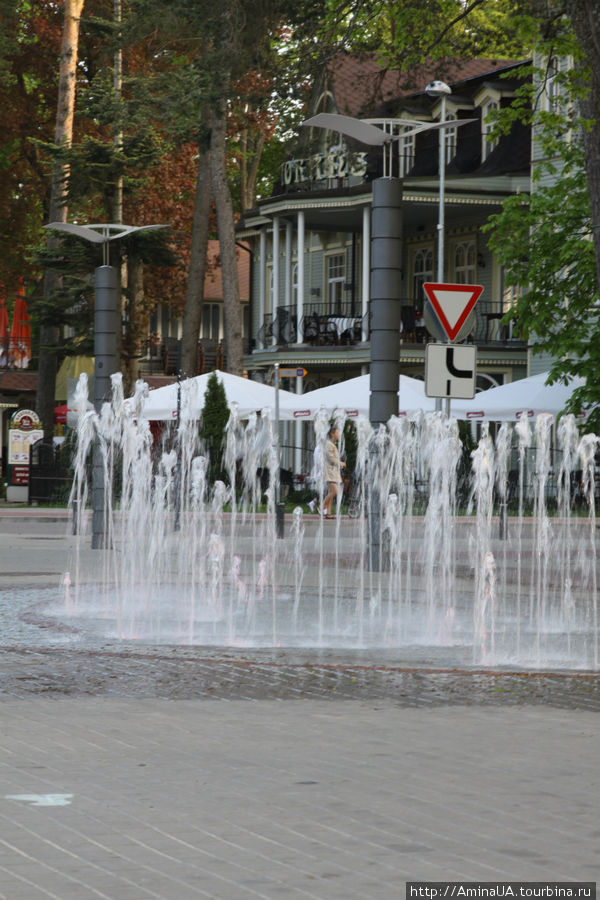 фонтаны возле концертного зала Дзинтари Юрмала, Латвия