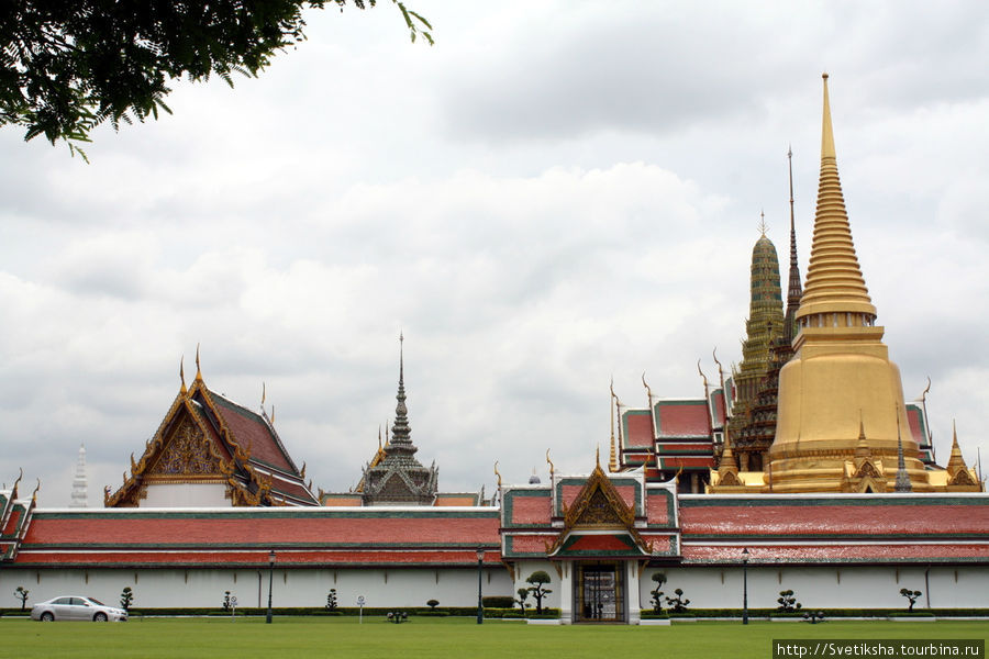 Вид на крышу храма с главного входа Бангкок, Таиланд