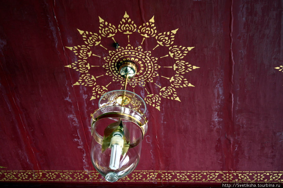 Сочетание старого и нового в одном фонаре — энергосберегающая лампочка в старом плафоне Бангкок, Таиланд