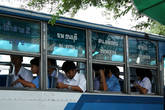 Пассажиры городского автобуса ожидают отправления