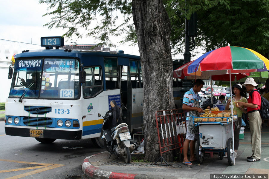 Автобусная остановка у рынка Бангкок, Таиланд