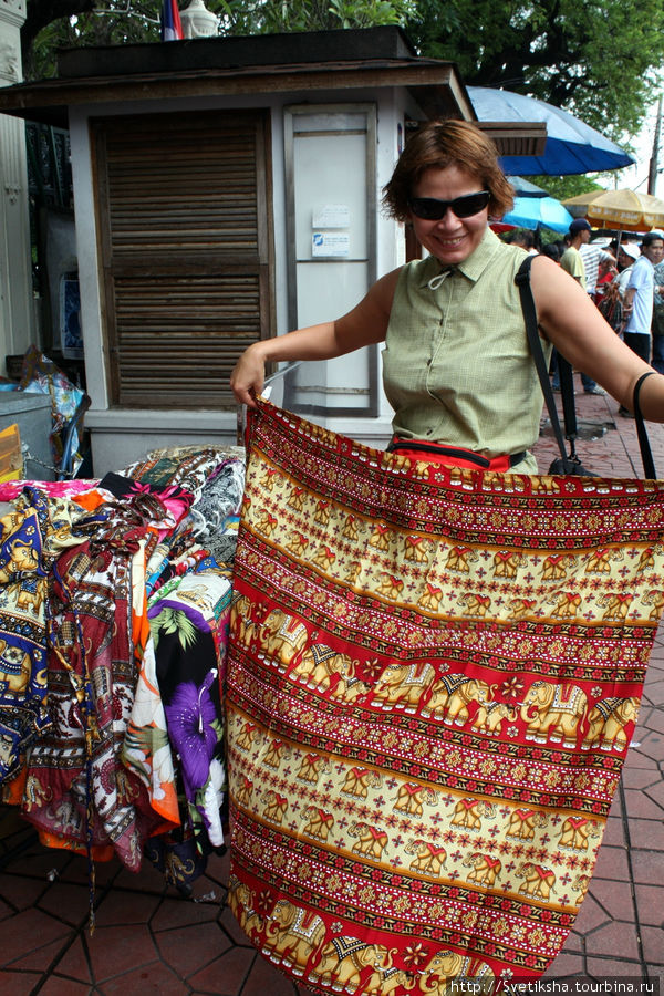 Перед походом в храм каждой девушке стоит прикупить такую юбку с запахом Бангкок, Таиланд