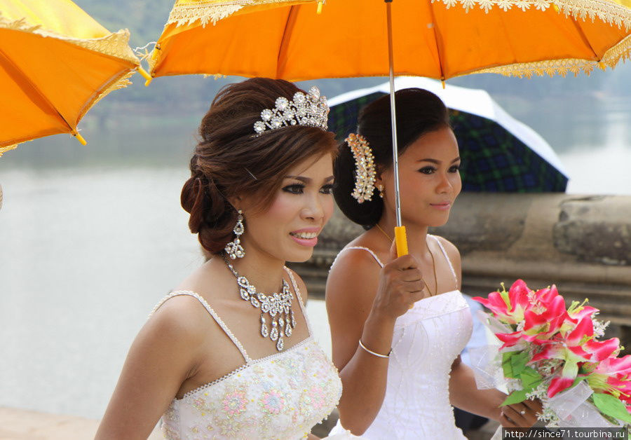 Камбоджийские невесты выглядят как торты. Сиемреап, Камбоджа Камбоджийские невесты выглядят как торты. Сиемреап, Камбоджа