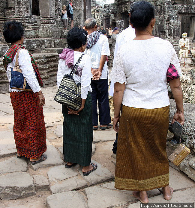 Камбоджийские женщины в саронгах Сиемреап, Камбоджа