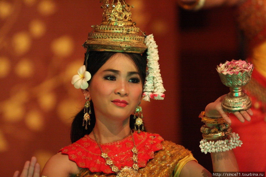 Танцевальные шоу можно посмотреть за деньги, можно за дринк в ресторане. Выбор на все вкусы и кошельки Сиемреап, Камбоджа Танцевальные шоу можно посмотреть за деньги, можно за дринк в ресторане. Выбор на все вкусы и кошельки Сиемреап, Камбоджа