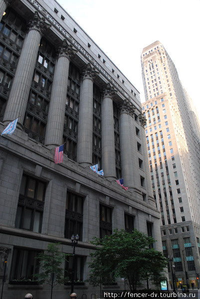Стэйт стрит сегодня — это сочетание монументальных зданий середины прошлого века с современными высотками Чикаго, CША