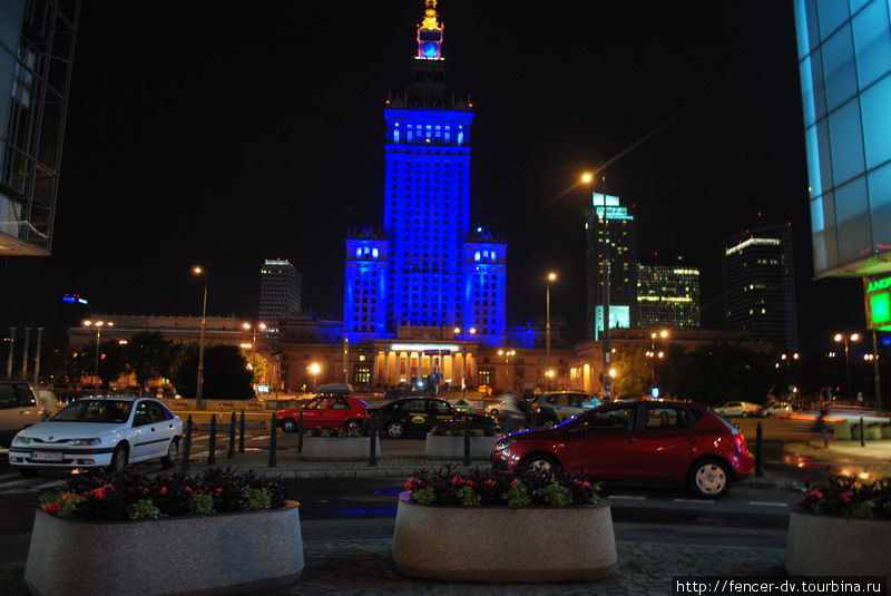 По пустынному центру ночной Варшавы Варшава, Польша По пустынному центру ночной Варшавы Варшава, Польша