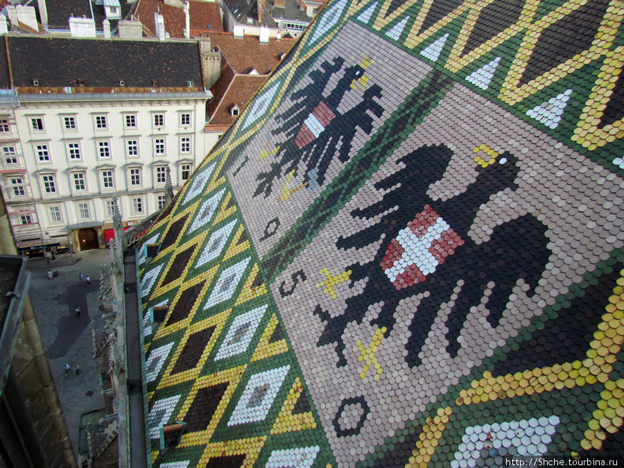 гербы Австрии и Вены на крыше собора, как зеркальное отражение... Вена, Австрия