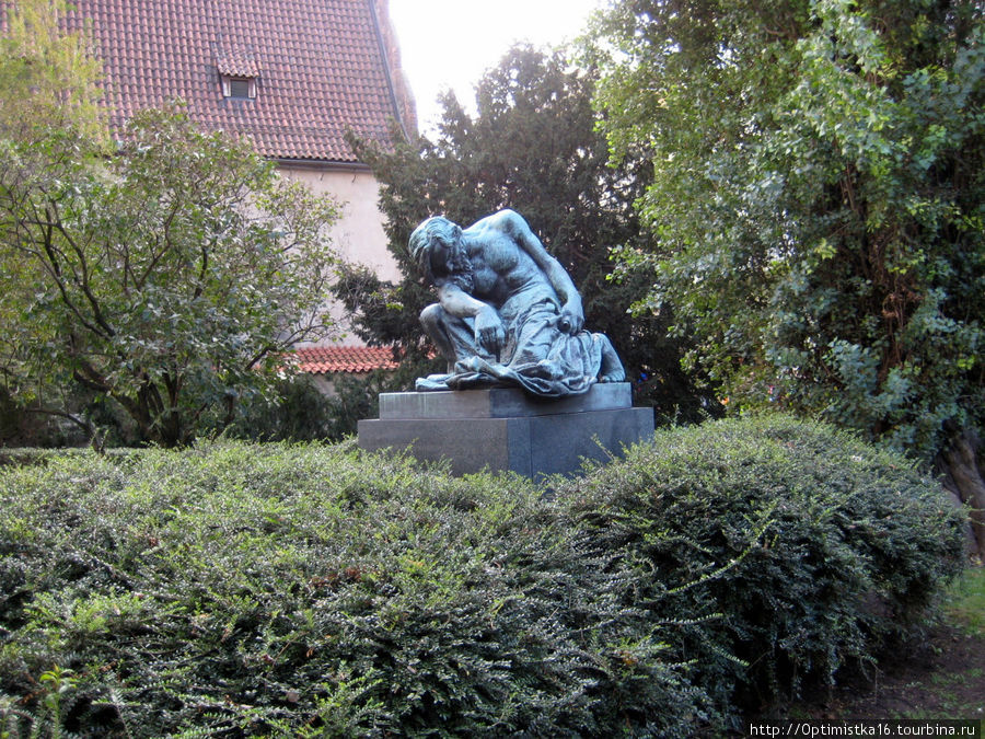 Бронзовая скульптура Моисея (Прага 1 — Старое Место, Парижская ул.) Создана выдающимся чешским скульптором Франтишеком Билеком. Находится в сквере рядом со Староновой синагогой. Прага, Чехия