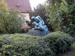 Бронзовая скульптура Моисея (Прага 1 — Старое Место, Парижская ул.) Создана выдающимся чешским скульптором Франтишеком Билеком. Находится в сквере рядом со Староновой синагогой.