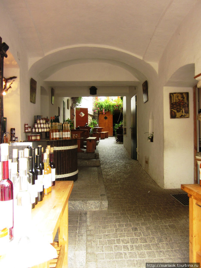 Везде продаются вина, ликеры и абрикосовые джемы местного производства. Дюрнштайн, Австрия