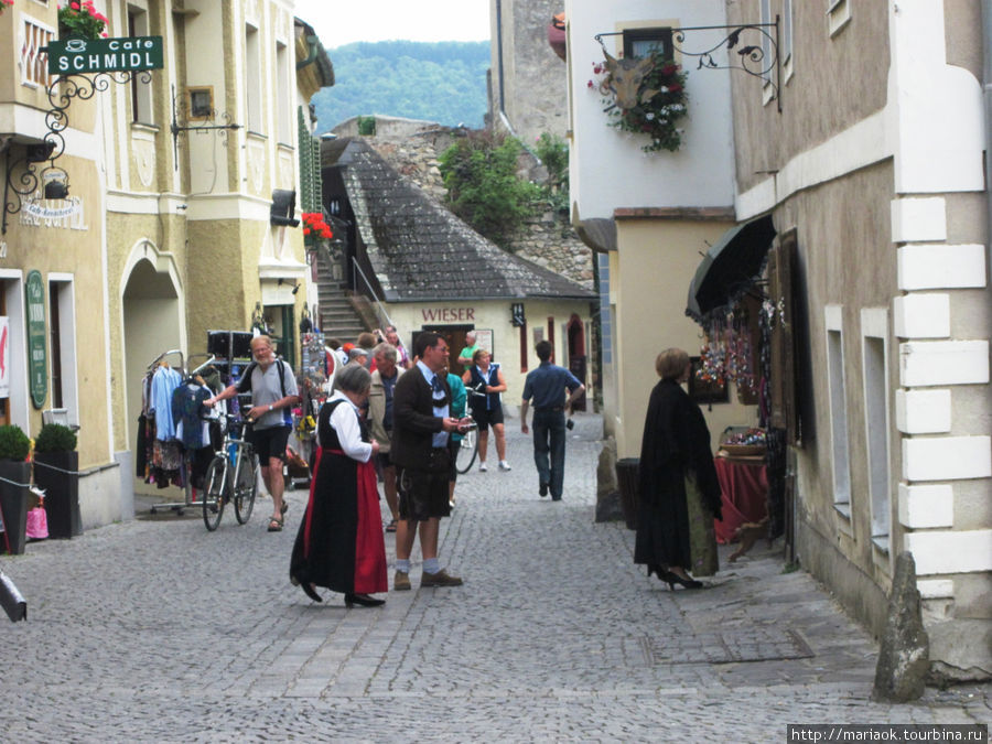 По выходным местные жители выходят прогуляться в национальных костюмах. Дюрнштайн, Австрия