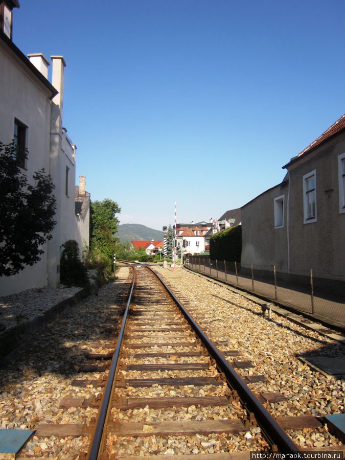 Железная дорога проходит в самом центре города. Вайсенкирхен-ин-дер-Вахау, Австрия