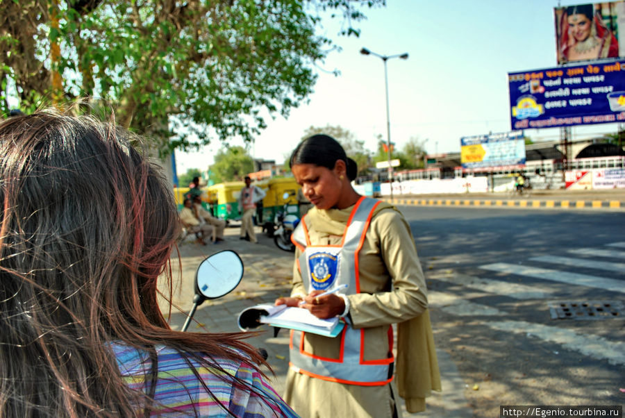 полисвумен выписывает штраф. в Индии они чаще всего ограничиваются взятками Ахмадабад, Индия