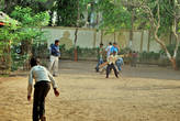 внутри Сабарнати ашрама — дома-музея Махатмы Ганди — детишки шпилят в крикет. Махатма Ганди родом из Гуржарата