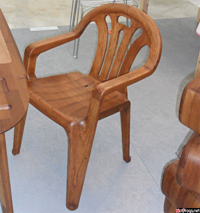В чем оригинальность? Стандартный пластиковый стул выполнен из дерева!