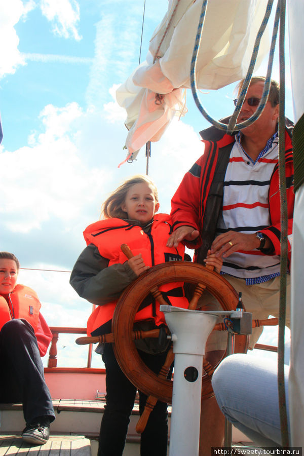 Управлять яхтой может даже ребенок Амстердам, Нидерланды