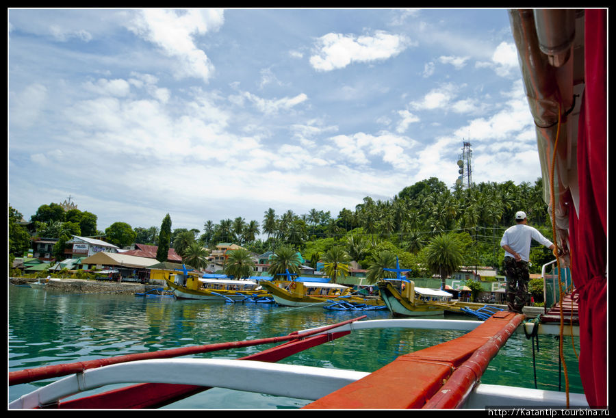 Такие лодки перевозят пассажиров по маршруту Лузон (Батангас) — Миндоро (Пуэрто Галера) Остров Миндоро, Филиппины