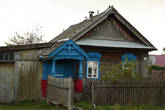 Синий и зеленый цвета популярны среди жителей поселка. В них окрашивают жилые дома, заборы и прочие постройки.