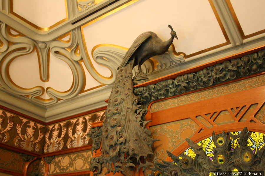 Второй павлин над прилавком Второй павлин над прилавком