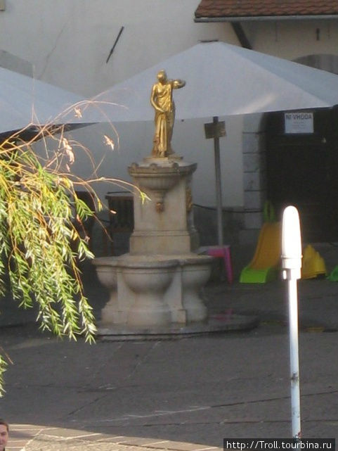 Неизвестного скульптора неизвестная, но очень золотая статуэтка Любляна, Словения