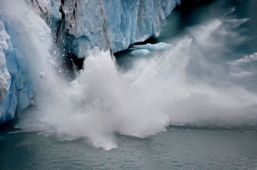 Происходит это все как в замедленной съемке.. Вот кусок льда откололся, вот завис в воздухе, вот достиг уровня воды — и вдруг в воздух взмывает целый фейерверк брызг, а по воде кругом бегут волны маленького ледового цунами.. Лос-Гласьярес Национальный парк, Аргентина