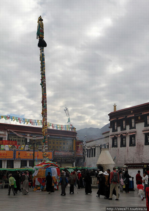 1. Вот уже более тысячи лет монастырь Джоканг является центром религиозного паломничества. Лхаса, Китай