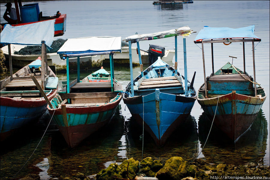 Основное занятие местных жителей — ловля рыбы и прочих даров океана. Каждое утро рыбаки выходят в океан на таких вот лодочках, из удобств на которых только небольшой моторчик и навес от солнца. Суматра, Индонезия