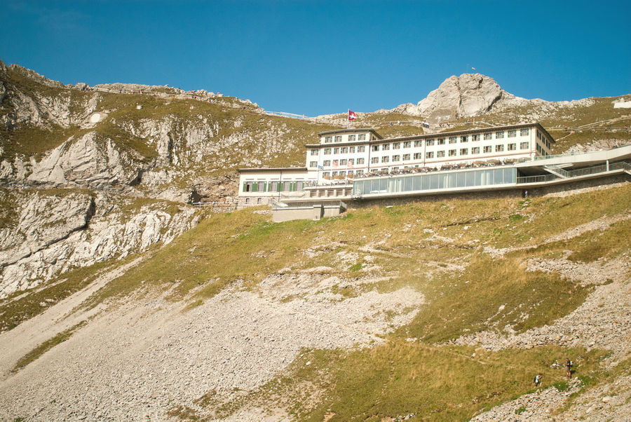 На вершине расположился целый отель с кафешками и смотровыми площадками. Кантон Люцерн, Швейцария