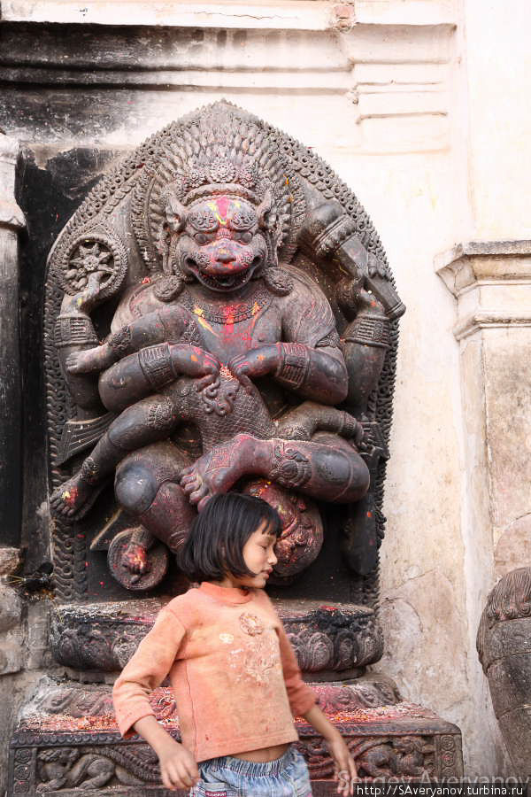 Катманду, площадь Дарбар. Изваяние Нарасимхи (одной из форм Вишну), убивающего демона Хираньякашипу Катманду, Непал