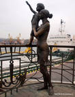 Памятник жене моряка.