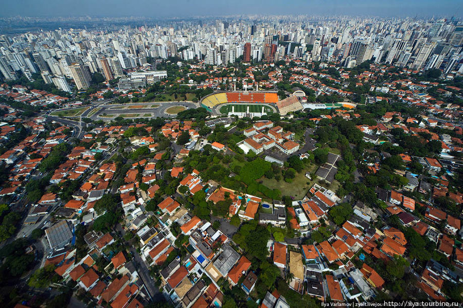 Стадион в окружении домов богачей. Сан-Паулу, Бразилия