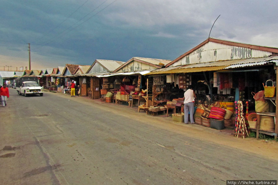 Это ряд деревянных, крытых павильонов (как я такое павильоном назвал, сам удивляюсь) Антананариву, Мадагаскар