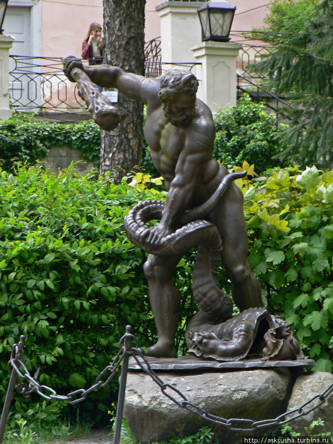 Во дворе Ужгородского замка установлена скульптура Геракла, борющегося с гидрой. Это самая старая скульптура в Ужгороде. Ужгород, Украина