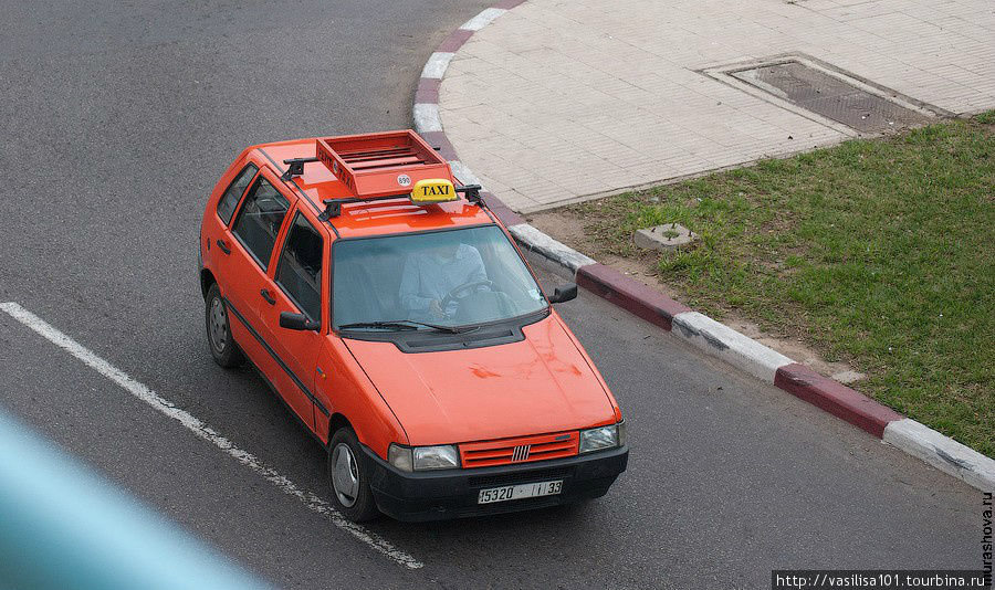 Petit taxi — ездит только по городу Агадир, Марокко