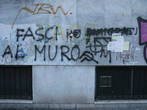 Написано Нет иммигрантам.
Перечёркнуто, написано — долой фашистов (фашистов на стену) и нарисован серп и молот