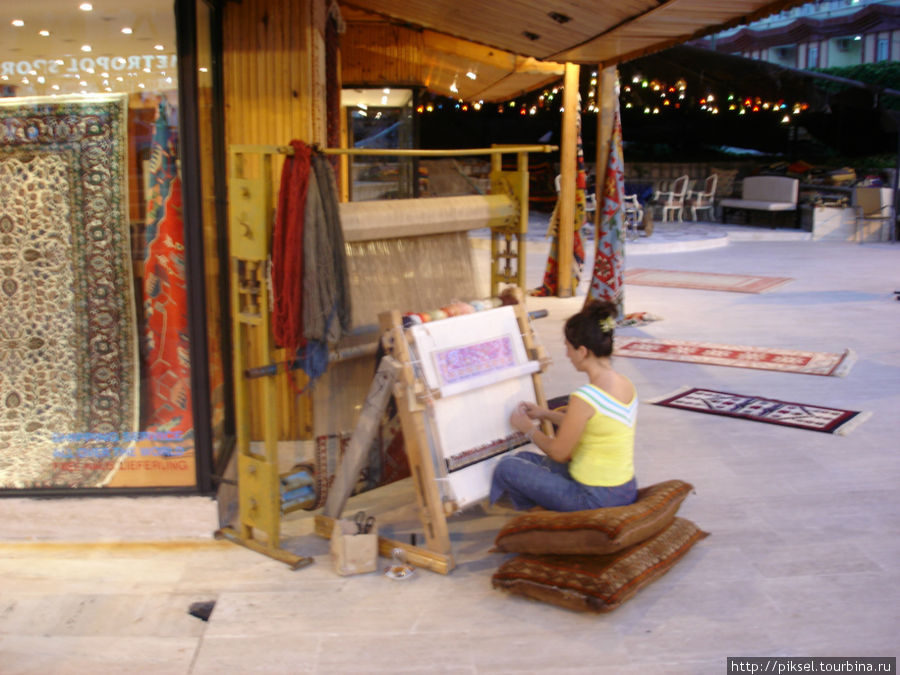 Местная мастерица-умелица от коврового салона Мармарис, Турция