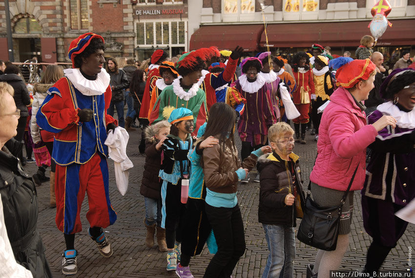 Конечно, столько темнокожих помощников в Нидерландах не найти, поэтому голландцы просто мажут себе лица черной краской, а губы – розовой. Не знаю, что делали Питы в древние века, но сейчас их главная задача – раздавать маленькие имбирные печенюшки детям, всячески развлекать их и устраивать хороводы. Харлем, Нидерланды