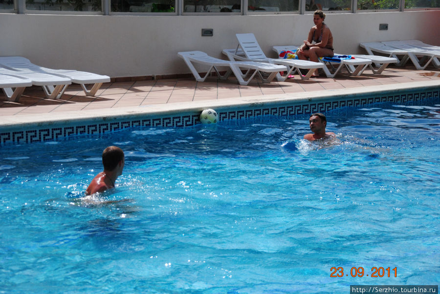 Приходим в себя в бассейне после поездки в клуб Амнезия! Остров Ибица, Испания