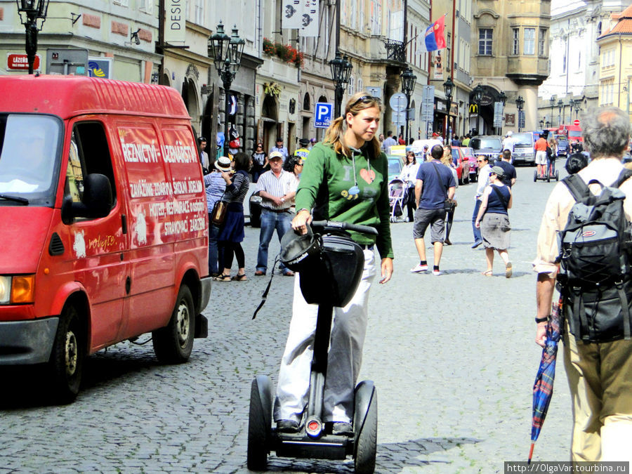 Девушка управляла сегвеем вполне уверенно и даже не смотрела на дорогу Прага, Чехия