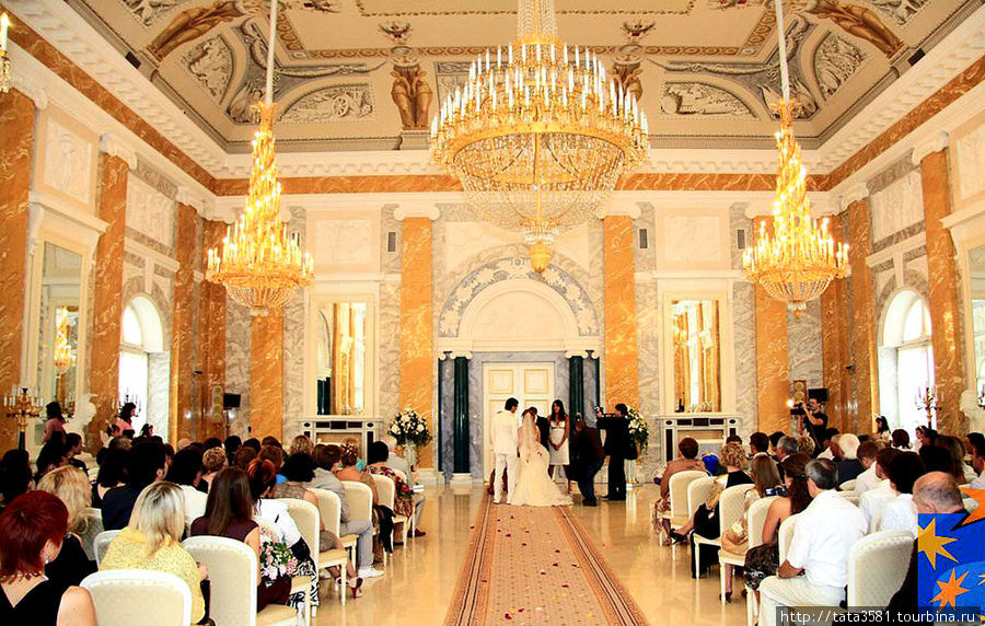 Свадебный банкет можно провести в Мраморном зале Константиновского дворца.
По Вашему желанию все помещения дворца украшаются и подготовливаются к торжеству.