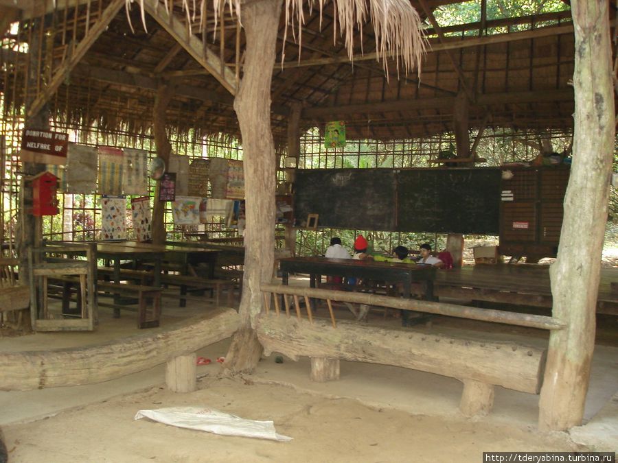 Так выглядит школа в деревни племени Таиланд