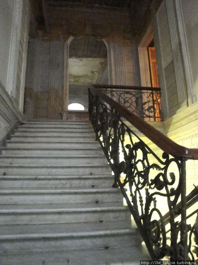 Парадная лестница. Думаю, в конце 19 в. эта лестница, художественное литье и огромное зеркало производили впечатление на гостей этого дома Киев, Украина