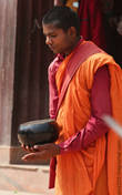 монах просит пожертвования