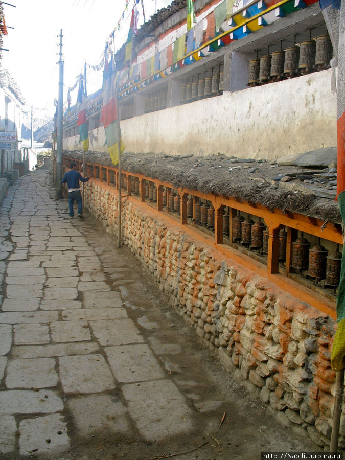 Вокруг Аннапурны:  у входа в Запретное Королевство Мустанг Кагбени, Непал